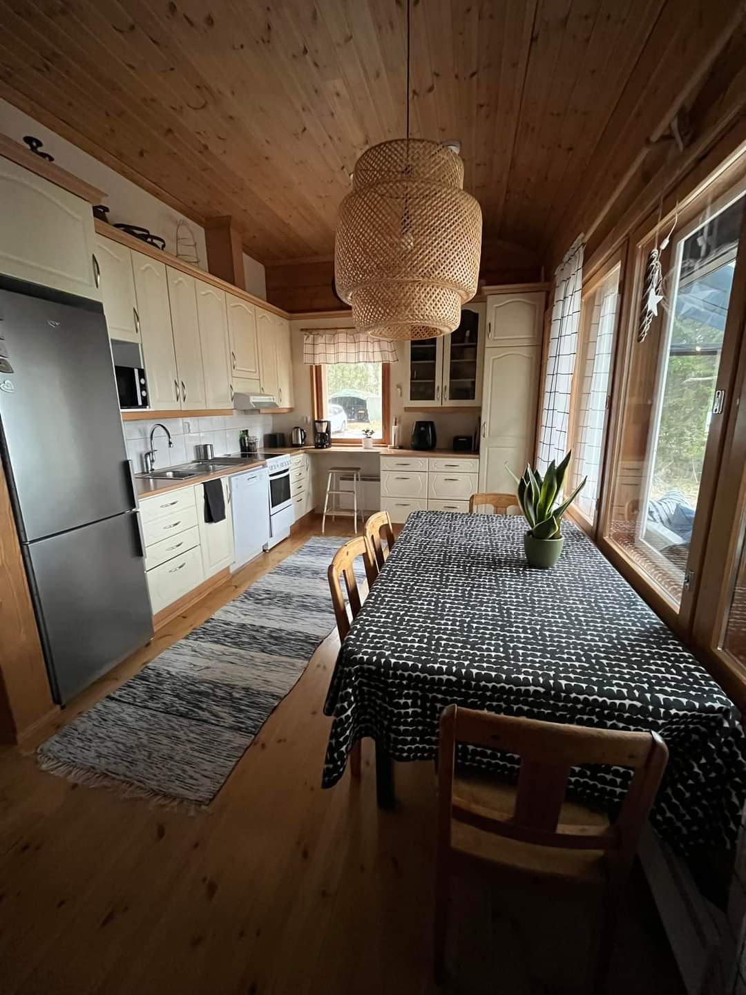 Keittiö ja ruokailutila