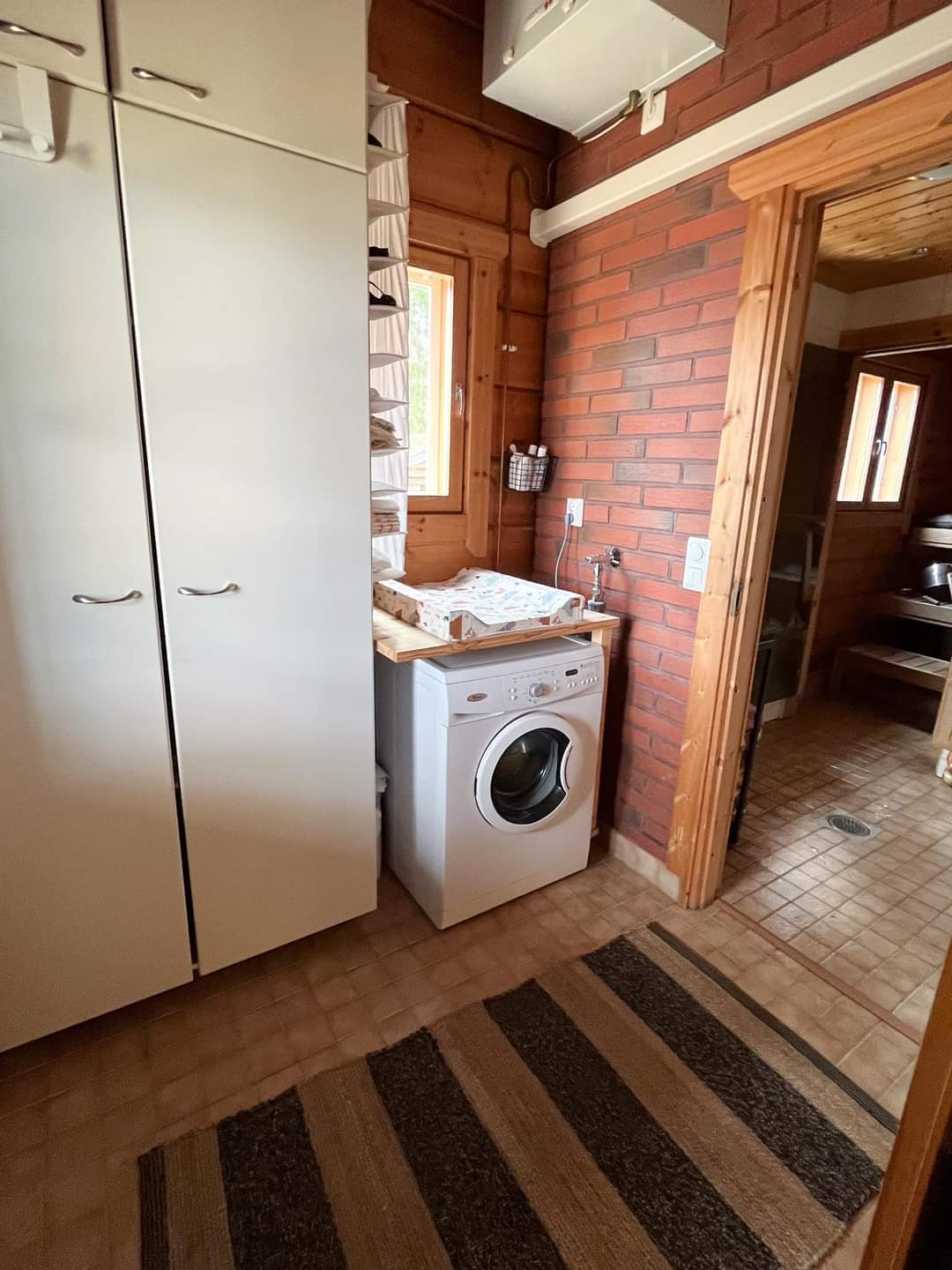 Pukuhuoneessa myös pyykinpesukone ja hoitopöytä