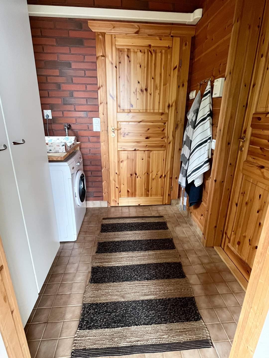 Pukuhuoneen kautta myös kulku ulos terassille tai järvelle