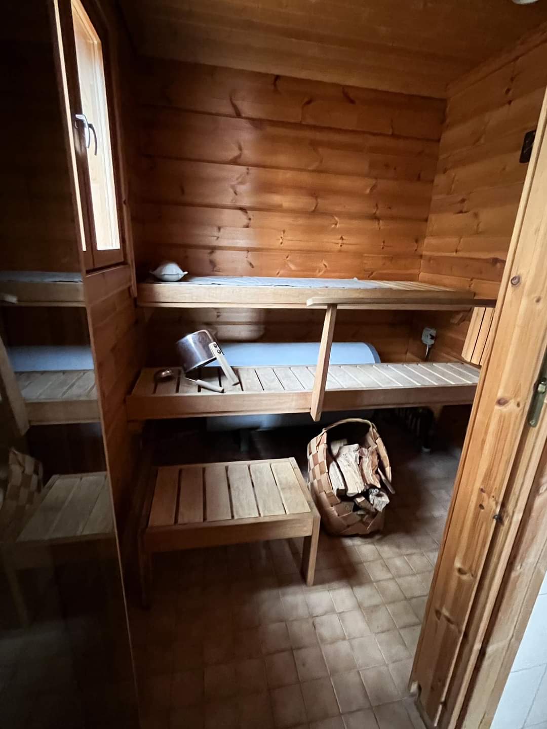 Puulämmitteinen sauna