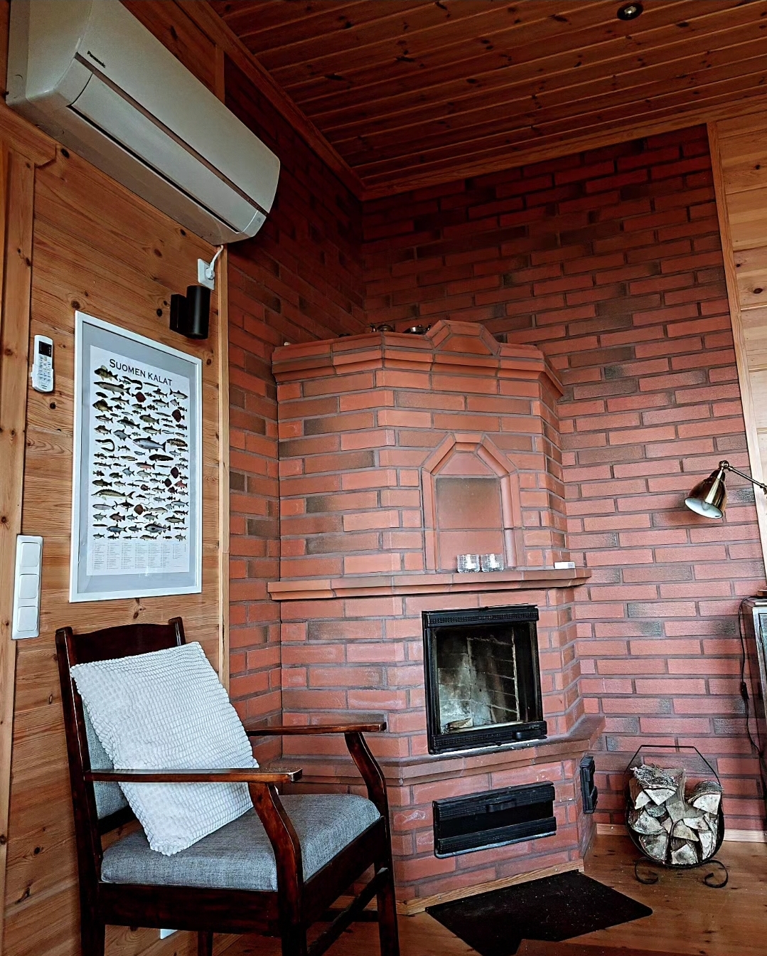 Ensisijaiset lämmitysmuodot ilmalämpöpumppu sekä varaava takka