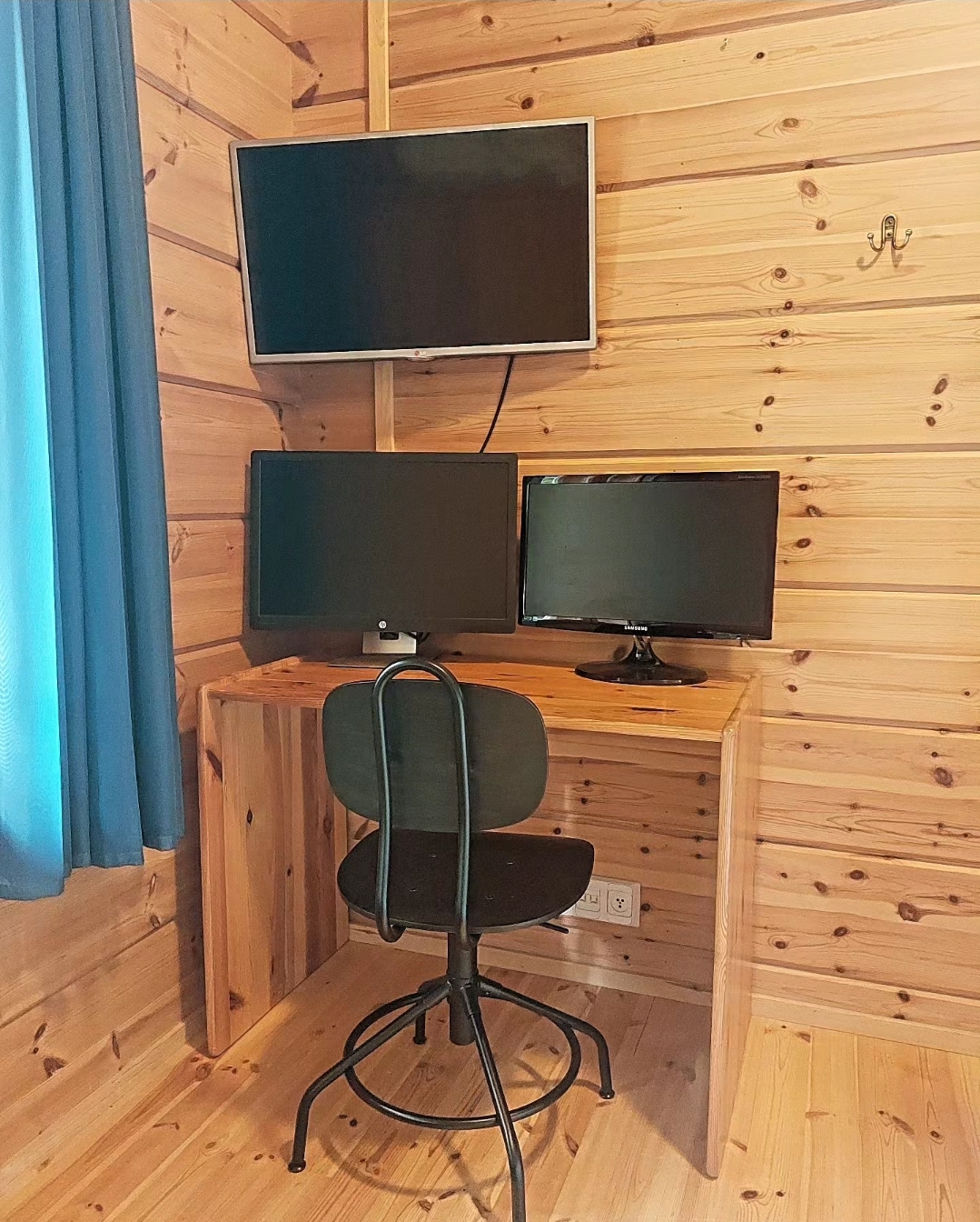 💻 Etätyöpisteen näytöissä Hdmi-, usb-C, DP-, DVI- tai VGA-liitin mahdollisuus